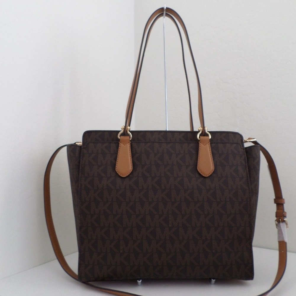 MICHAEL KORS LARGE SIGNATURE CONVERTIBLE TOTE - Picture 2 of 4